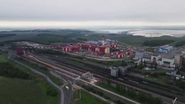 Κίνηση drone κατά μήκος του τεράστιου βιομηχανικού εργοστασίου εξόρυξης μεταλλεύματος — Αρχείο Βίντεο