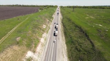 Karayolunda yokuş yukarı giden kamyonlar
