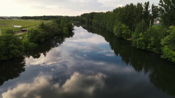 Drohnenbewegungen entlang des Flussbetts im Sommer. Luftaufnahmen. — Stockvideo