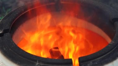 Sıcak tandoor 'dan çıkan ateş