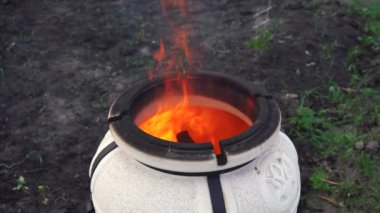 Sıcak tandoor 'dan çıkan ateş