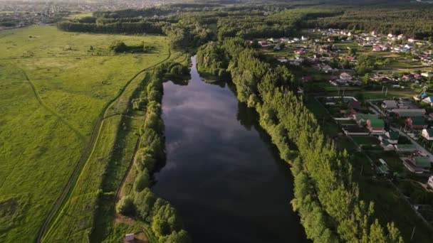 Drone beweging langs de rivierbedding op een zomerdag. luchtfoto 's — Stockvideo