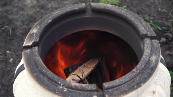 Fuoco che emerge da una tandoor calda — Video Stock