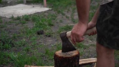 Bahçede odun kesen bir adam.