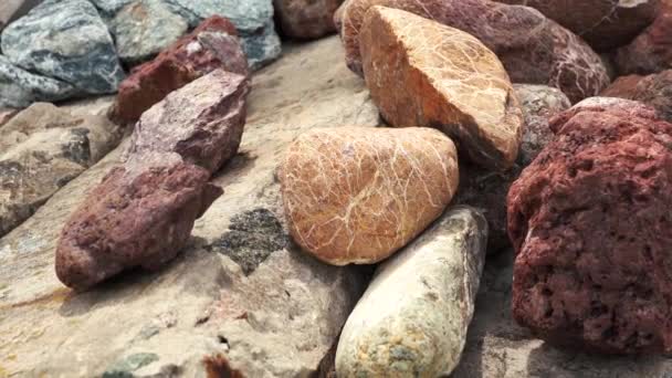 Pedras naturais que se encontram em uma laje de concreto — Vídeo de Stock