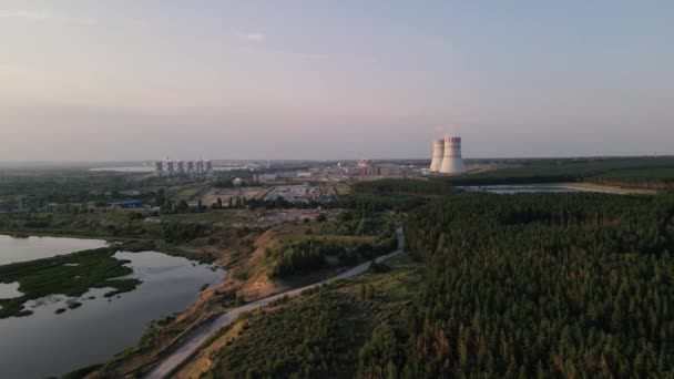 Verplaatsing van de drone langs een werkende kerncentrale — Stockvideo