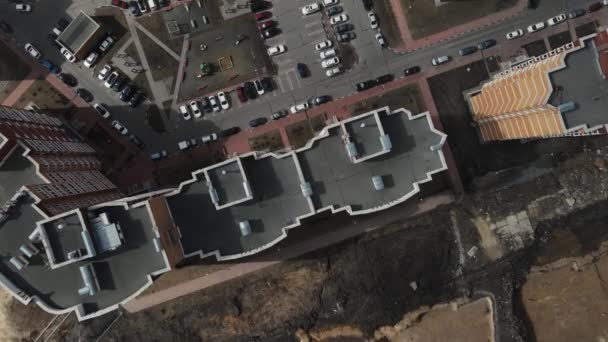 İnsansız hava aracı çok katlı binaların üzerinde hareket ediyor. 4k görüntü — Stok video