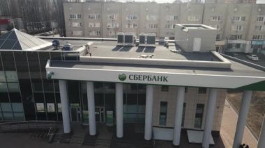 İHA 'nın Sberbank şubesinin etrafında hareketi. Moskova Rusya 20 Haziran 2021