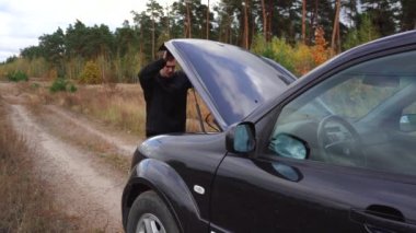 Adamın arabası tarlada bozuldu.