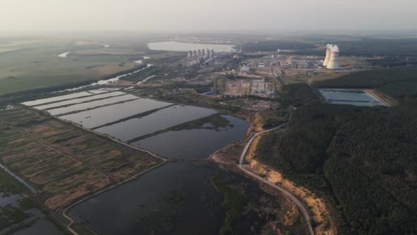 Central nuclear con depósitos de agua adyacentes. disparos aéreos — Vídeo de stock