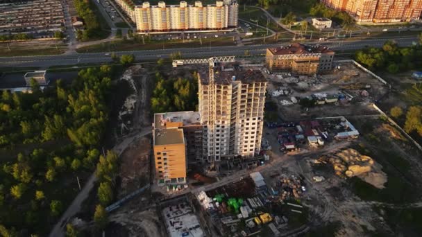 Construcción de un edificio de gran altura. filmación aérea de 4k — Vídeos de Stock