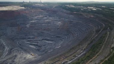 Bir maden ocağı etrafında drone kamera hareketi