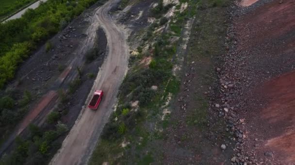 Förflyttning av en lastad sopbil på en grusväg. Flygfotografering. — Stockvideo