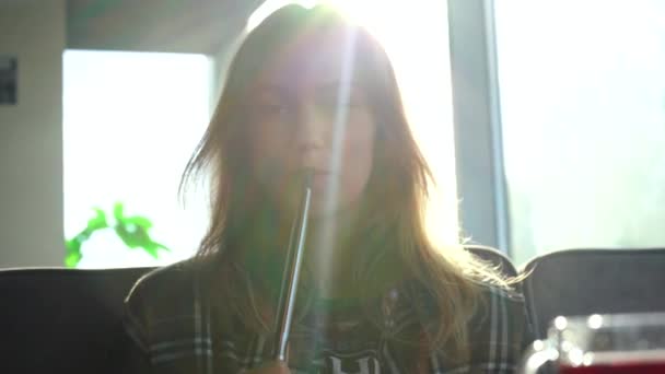 Meisje zit in een instelling en rookt een hookah — Stockvideo