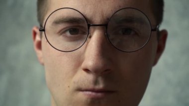 Yetişkin bir adamın gözlerindeki tiki. Hasta adam gözlerini kırpıyor.