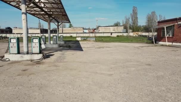 Vieille station-service abandonnée. Drone aérien — Video