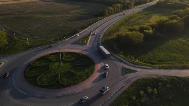 Muchos coches se mueven alrededor del anillo en la pista — Vídeo de stock