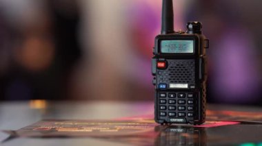 Masanın üzerinde duran telsiz çalışıyor. Moskova Rusya 8 Temmuz 2021