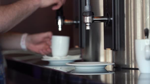 Een man schept koffie uit een speciaal koffiezetapparaat — Stockvideo