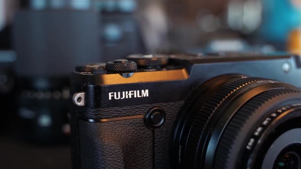 Digitalkamera fujifilm aus nächster Nähe. Moskau Russland 9. Juni 2021 — Stockvideo