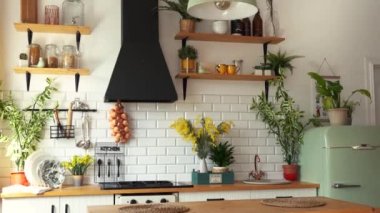 Hareket eden bir kamerayla mutfağın içini çekiyordu. Moskova Rusya 20 Temmuz 2021.