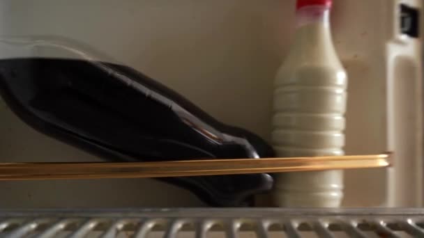 De mens haalt melk uit de koelkast. 4k-beelden — Stockvideo