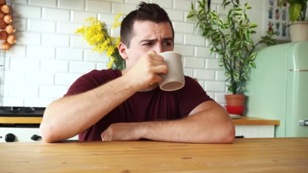 Hombre bebiendo té de una taza — Vídeo de stock