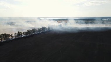 Geniş bir alanda bir tarlayı yakmak. İHA atışı