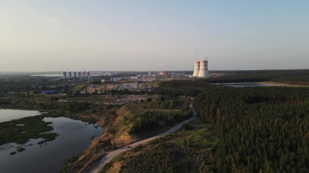 Drone beweging bij een werkende kerncentrale. luchtfoto 's — Stockvideo