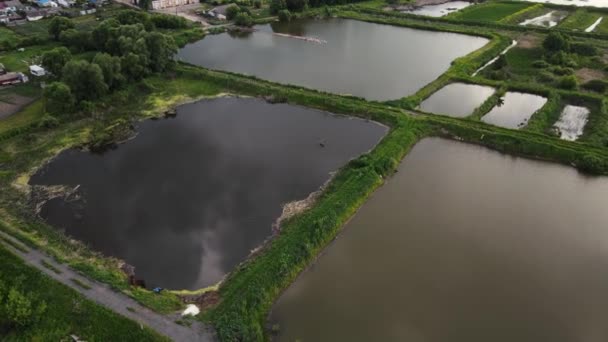 Veel kunstmatige watertanks. luchtfoto 's — Stockvideo