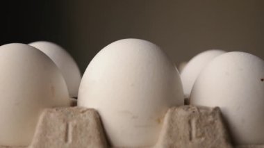 Pakette bir sürü beyaz yumurta var.