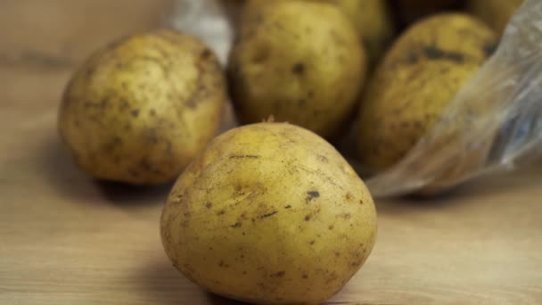 Pila de papas jóvenes tumbadas en la mesa — Vídeo de stock