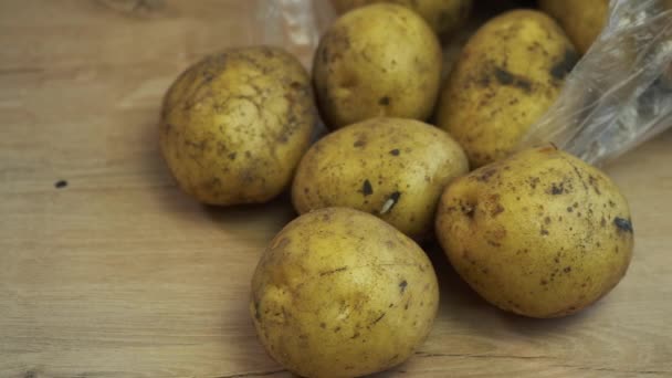Mucchio di giovani patate non pelate sdraiato sul tavolo — Video Stock