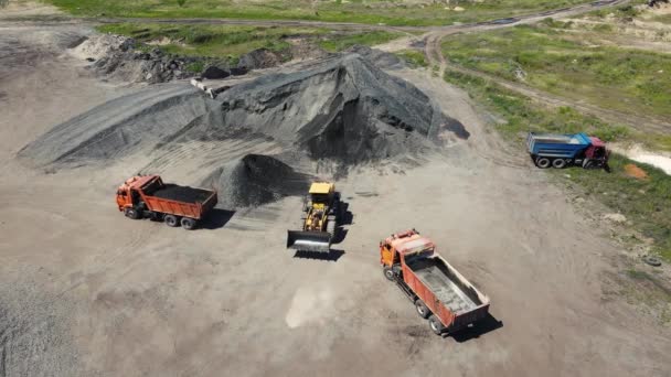 Une chargeuse transporte des décombres dans un seau. prise de vue aérienne. — Video