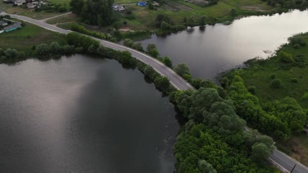 Droga przechodząca przez rzekę. zdjęcia lotnicze — Wideo stockowe