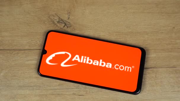 Alibaba logo on black phone screen. Moscow Russia April 29, 2021 — Stock Video