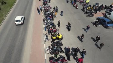 Şehir merkezinde motosikletlilerin toplanması