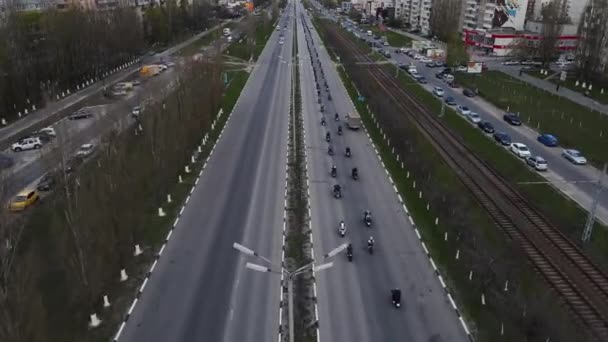 Movimento di una grande colonna di motociclisti. falce russia 25 luglio 2021 — Video Stock