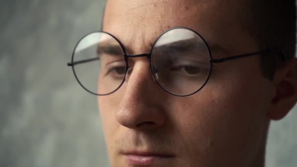 Портрет удивленного человека в круглых очках — стоковое видео