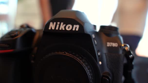 Κάμερα μάρκα Nikon γκρο πλαν. Μόσχα Ρωσία 26 Ιουνίου 2021 — Αρχείο Βίντεο
