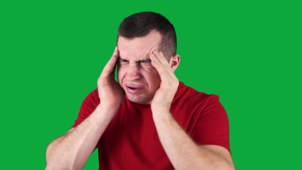 Un uomo con una t-shirt rossa starnutisce su uno schermo verde — Video Stock