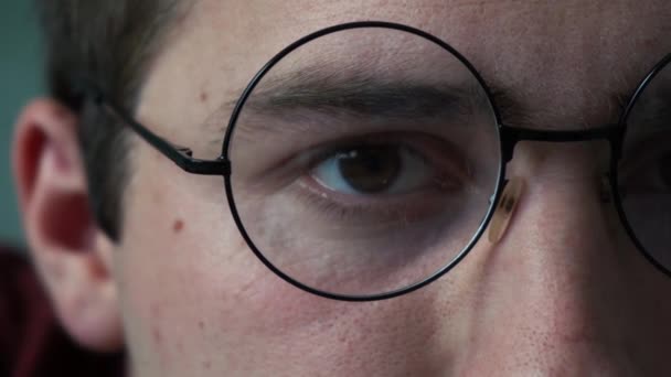 Muž s brýlemi při pohledu do kamery zblízka — Stock video