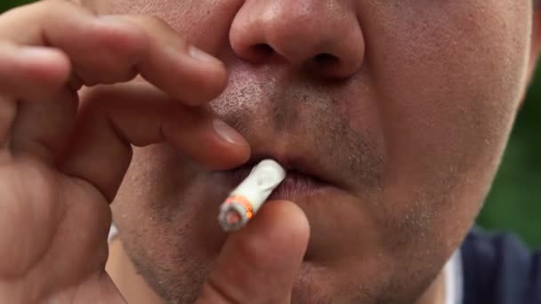 Man röker en cigarett på nära håll — Stockvideo