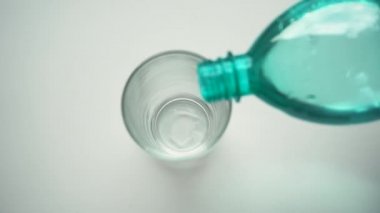 Adam cam bir üst manzaraya su döker.