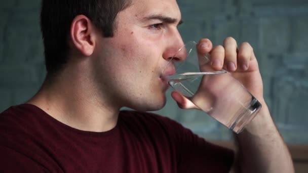 Man die water drinkt uit een glas — Stockvideo