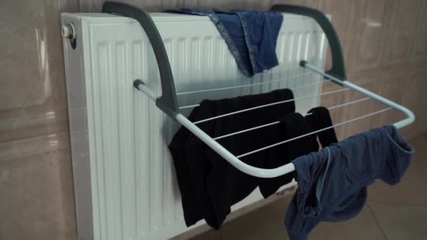 Secador de roupa no banheiro — Vídeo de Stock