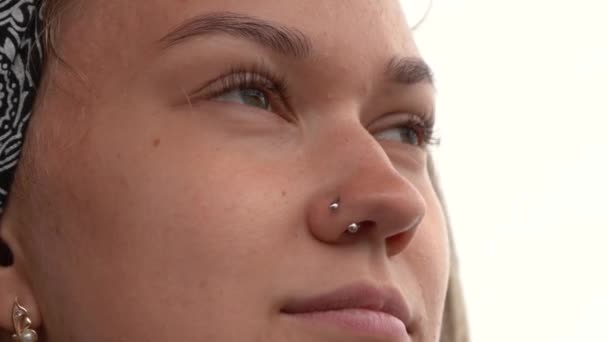 Meisje met doorboorde neus close up — Stockvideo