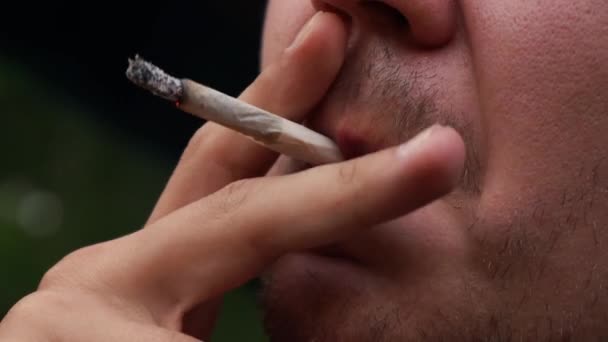 Hombre fumando un cigarrillo de cerca — Vídeos de Stock