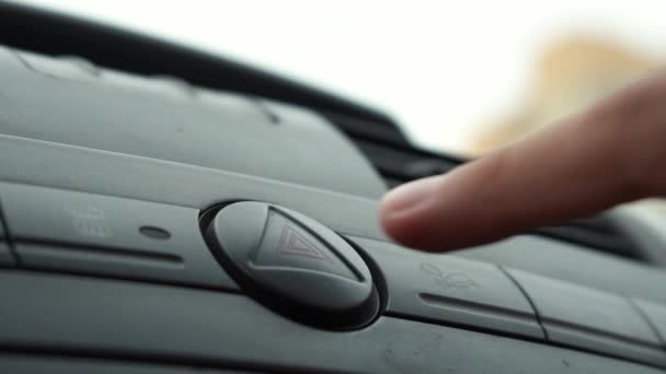 Az ember felkapcsolja a vészvilágítást a kocsijában egy összeomlás után. — Stock videók