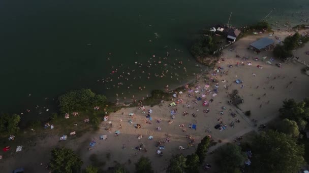 Drönare rörelse längs stranden med människor — Stockvideo